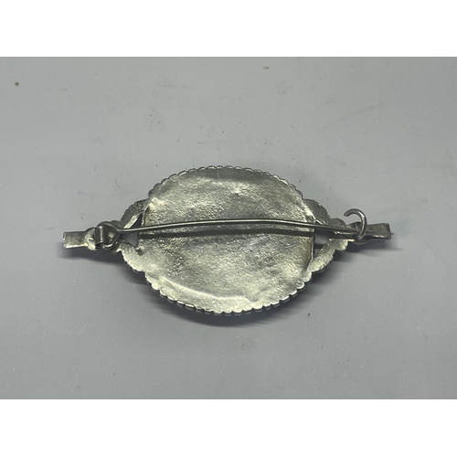 527 - A VICTORIAN SILVER AND JET MOURNING BROOCH IN A PRESENTATION BOX