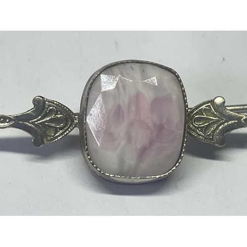 533 - A SILVER AND ROSE QUARTZ PIN BROOCH