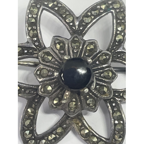 545 - A MARKED 925 SILVER BROOCH WITH MARCASITE IN A FLOWER DESIGN