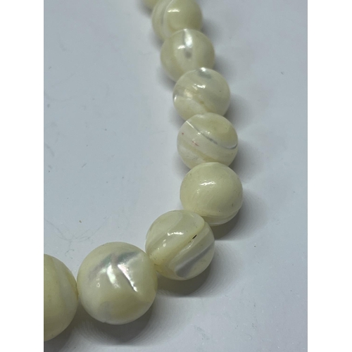 558 - A NATURAL MOTHER OF PEARL GRADUATED NECKLACE