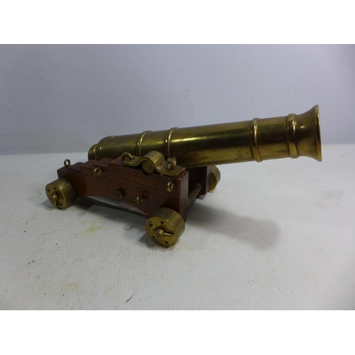 391 - A NON FIRING BRASS MODEL CANON 23.5CM BARREL MOUNTED ON A WOODEN CARRIAGE LENGTH 26CM