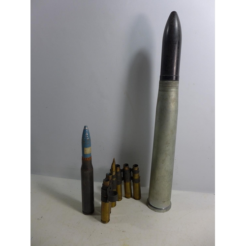 396 - A 40MM PRACTICE SHELL, INERT SHELL AND MACHINE GUN CASINGS HEIGHTS FROM 10 TO 45CM