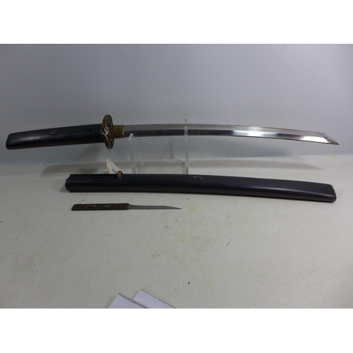 398 - A JAPANESE WAKIZASHI SWORD AND SCABBARD, 42CM BLADE, SCABBARD WITH A KODZUKA