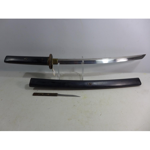 398 - A JAPANESE WAKIZASHI SWORD AND SCABBARD, 42CM BLADE, SCABBARD WITH A KODZUKA