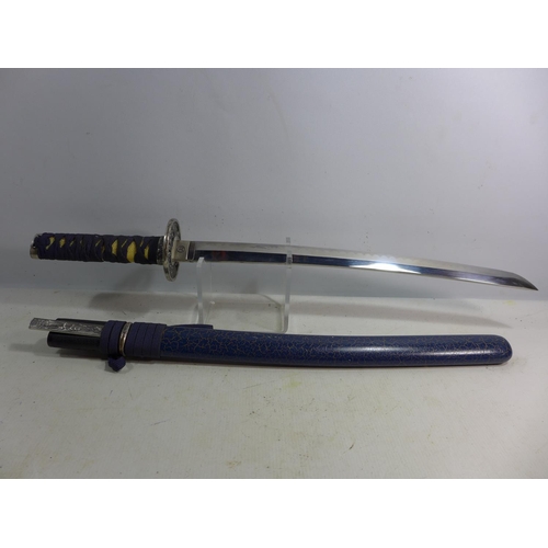 399 - A JAPANESE WAKIZASHI SWORD AND SCABBARD, 42CM BLADE, SCABBARD WITH A KODZUKA