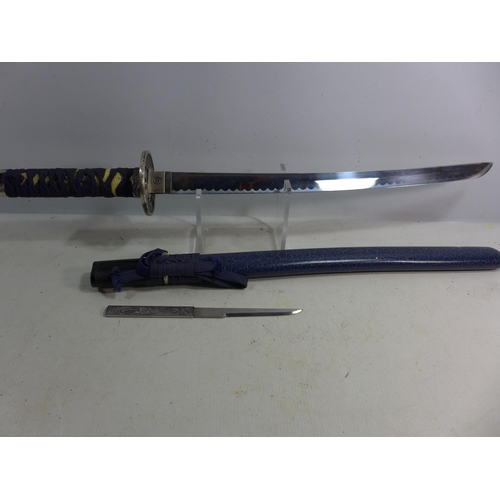 399 - A JAPANESE WAKIZASHI SWORD AND SCABBARD, 42CM BLADE, SCABBARD WITH A KODZUKA