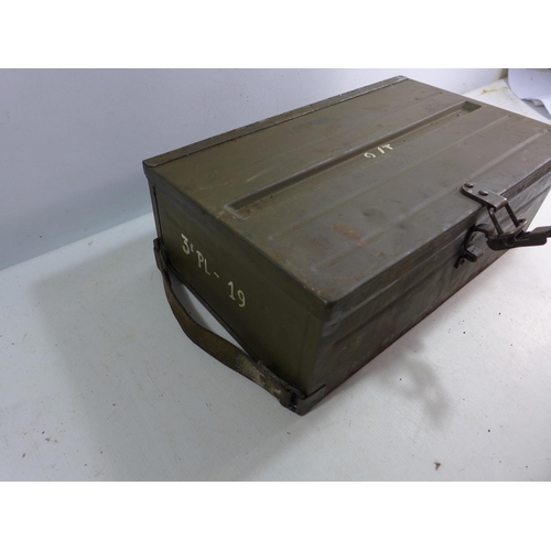 402 - A GREEN PAINTED 303 BREN GUN MAGAZINE BOX WITH TWELVE MAGAZINES