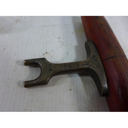 413 - AN EARLY 20TH CENTURY LANCE TIP WITH LEATHER SCABBARD AND A WORLD WAR I MILITARY KEY DATED 1917