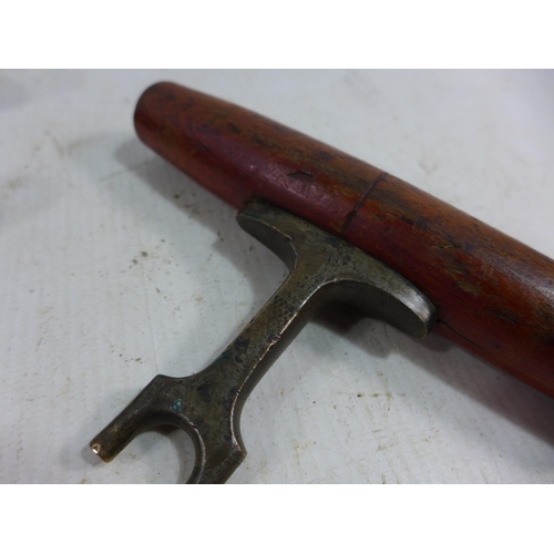 413 - AN EARLY 20TH CENTURY LANCE TIP WITH LEATHER SCABBARD AND A WORLD WAR I MILITARY KEY DATED 1917