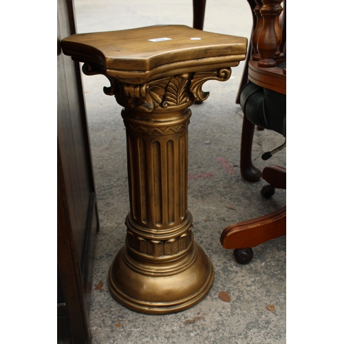 2698 - A GOLD COLOURED ROMAN STYLE COLUMN, 22