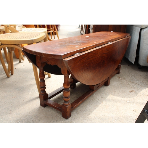 2702 - AN OAK TITCHMARSH AND GOODWIN STYLE GATE-LEG COFFEE TABLE, 48