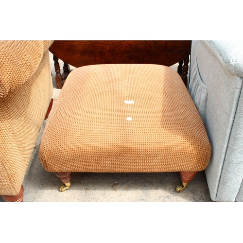 2714 - A PARKER KNOLL VICTORIAN STYLE SUITE ON TURNED LEGS WITH BRASS CASTORS COMPRISING: TWO SEATER SETTEE... 