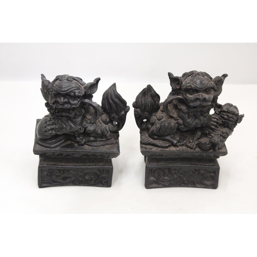 209 - A VINTAGE PAIR OF CHINESE FOO FU DOG/GUARDIAN LION FIGURES