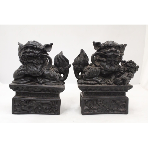 209 - A VINTAGE PAIR OF CHINESE FOO FU DOG/GUARDIAN LION FIGURES