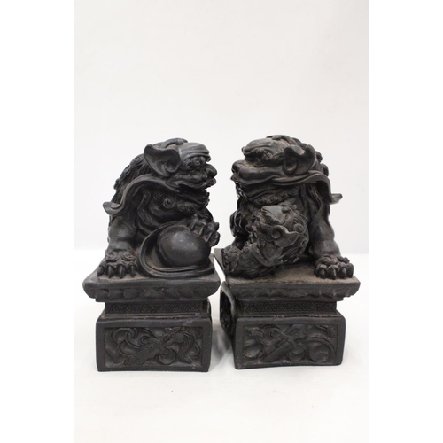 209 - A VINTAGE PAIR OF CHINESE FOO FU DOG/GUARDIAN LION FIGURES