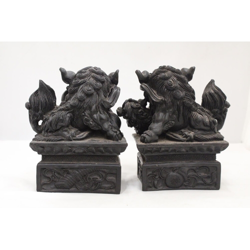 209 - A VINTAGE PAIR OF CHINESE FOO FU DOG/GUARDIAN LION FIGURES