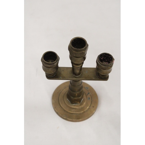 216 - A TRENCH ART HEAVY, SOLID BRASS CANDLESTICKS ON A ROUND PEDESTAL BASE, HEIGHT 13CM