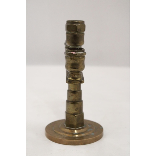 216 - A TRENCH ART HEAVY, SOLID BRASS CANDLESTICKS ON A ROUND PEDESTAL BASE, HEIGHT 13CM