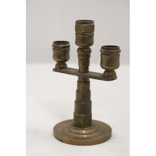 216 - A TRENCH ART HEAVY, SOLID BRASS CANDLESTICKS ON A ROUND PEDESTAL BASE, HEIGHT 13CM