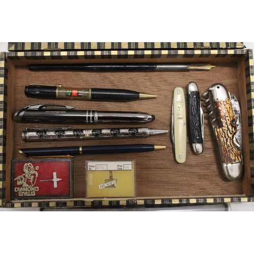 253 - A BOX OF VINTAGE PENS TOGETHER WITH THREE PENKNIVES ETC