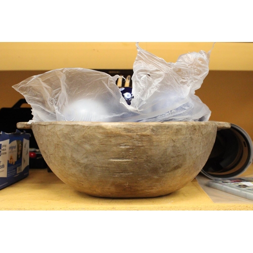 280 - A LARGE VINTAGE WOODEN BOWL, DIAMETER APPROX 50CM, CONTAINING A COLLECTION OF LARGE BLUE AND WHITE C... 