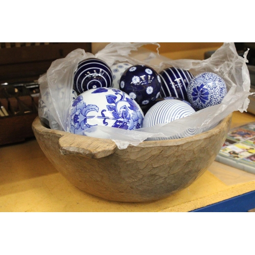 280 - A LARGE VINTAGE WOODEN BOWL, DIAMETER APPROX 50CM, CONTAINING A COLLECTION OF LARGE BLUE AND WHITE C... 