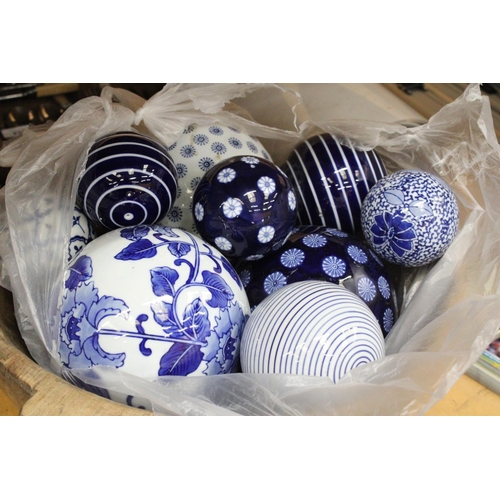 280 - A LARGE VINTAGE WOODEN BOWL, DIAMETER APPROX 50CM, CONTAINING A COLLECTION OF LARGE BLUE AND WHITE C... 