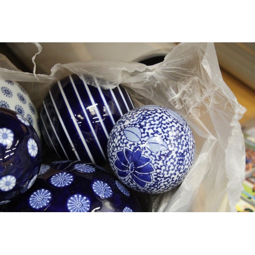 280 - A LARGE VINTAGE WOODEN BOWL, DIAMETER APPROX 50CM, CONTAINING A COLLECTION OF LARGE BLUE AND WHITE C... 