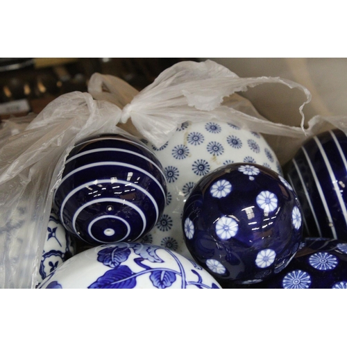 280 - A LARGE VINTAGE WOODEN BOWL, DIAMETER APPROX 50CM, CONTAINING A COLLECTION OF LARGE BLUE AND WHITE C... 