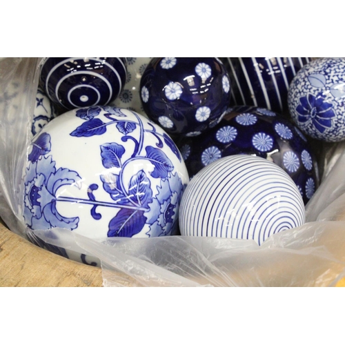 280 - A LARGE VINTAGE WOODEN BOWL, DIAMETER APPROX 50CM, CONTAINING A COLLECTION OF LARGE BLUE AND WHITE C... 