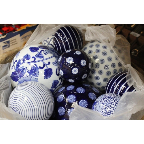 280 - A LARGE VINTAGE WOODEN BOWL, DIAMETER APPROX 50CM, CONTAINING A COLLECTION OF LARGE BLUE AND WHITE C... 