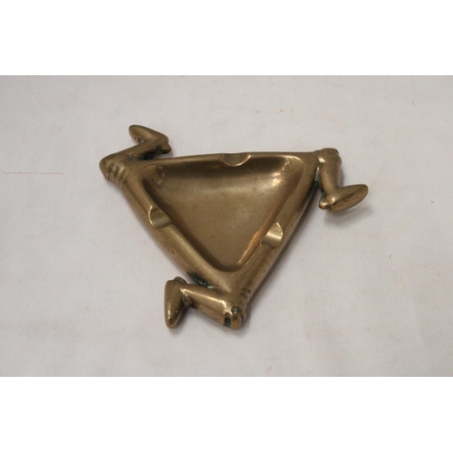 290 - A VINTAGE BRASS, THREE LEGGED TRIANGULAR ASHTRAY,