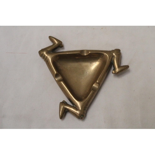 290 - A VINTAGE BRASS, THREE LEGGED TRIANGULAR ASHTRAY,