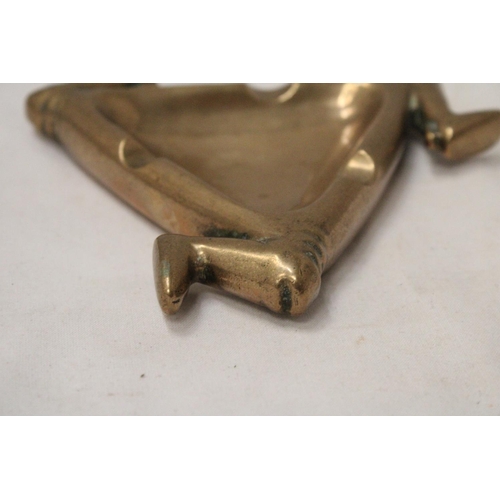 290 - A VINTAGE BRASS, THREE LEGGED TRIANGULAR ASHTRAY,