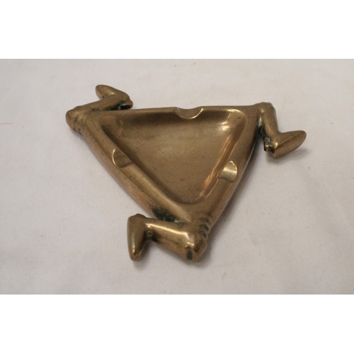 290 - A VINTAGE BRASS, THREE LEGGED TRIANGULAR ASHTRAY,