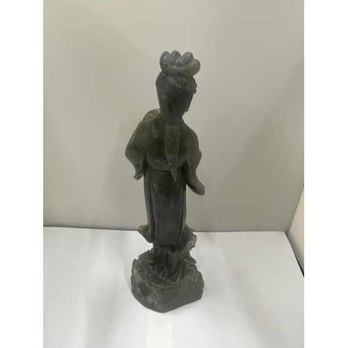 13 - A CHINESE CARVED JADE STYLE HARDSTONE FIGURE OF EUANYIN SECOND HALF OF 20TH CENTURY IN MOTTLED SPINA... 