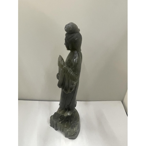 13 - A CHINESE CARVED JADE STYLE HARDSTONE FIGURE OF EUANYIN SECOND HALF OF 20TH CENTURY IN MOTTLED SPINA... 