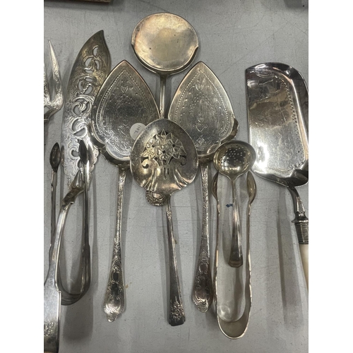 33 - A QUANTITY OF VINTAGE DECORATIVE SILVER PLATED ITEMS TO INCLUDE A CRUMB TRAY WITH MOTHER OF PEARL HA... 