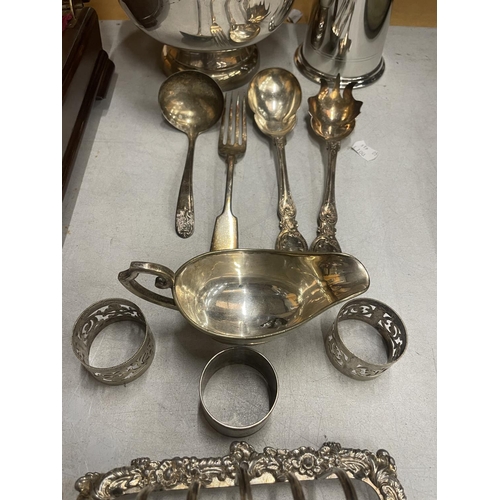 40 - A HALLMARKED SILVER NAPKIN RING AND VARIOUS SILVER PLATED ITEMS TO INCLUDE A TOAST RACK, BOWLS, TANK... 