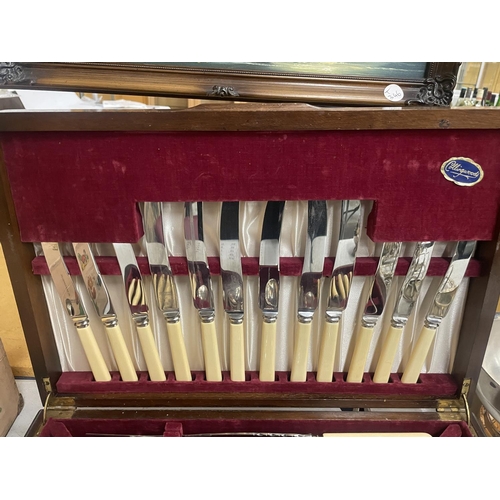 41 - A COLLINGWOOD WOODEN CASED CANTEEN OF CUTLERY TO INCLUDE A CARVING SET AND FISH KNIVES AND FORKS