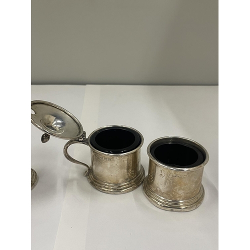 5 - THREE HALLMARKED SILVER ITEMS TO INCLUDE A PEPPER POT, SALT AND MUSTARD POT BOTH WITH BLUE GLASS LIN... 