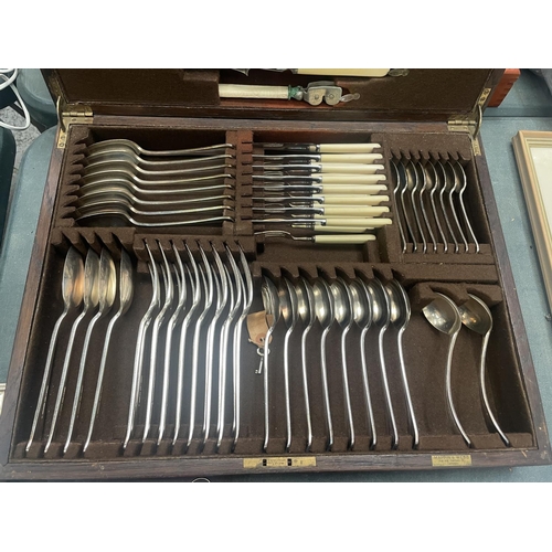 68 - NINETY SEVEN PIECES OF MAPPIN AND WEBB PRINCESS PLATE CUTLERY IN AN OAK CANTEEN WITH A PRESENTATION ... 