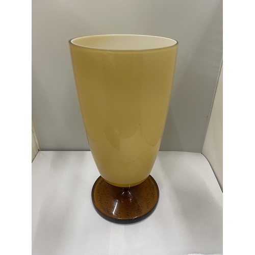 8 - A VINTAGE MCM MUSTARD CASED GLASS VASE WITH A BROWN BUBBLE GLASS FOOTED BASE,  WITH MARK TO THE BASE