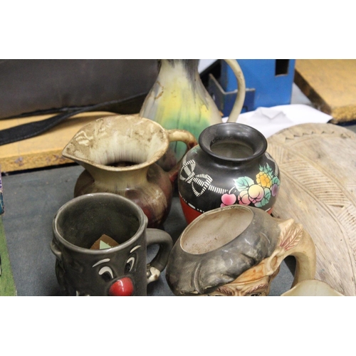 891 - A COLLECTION OF POTTERY TO INCLUDE STUDIO POTTERY, TOBY JUGS, A DUSTY BIN MUG, ETC