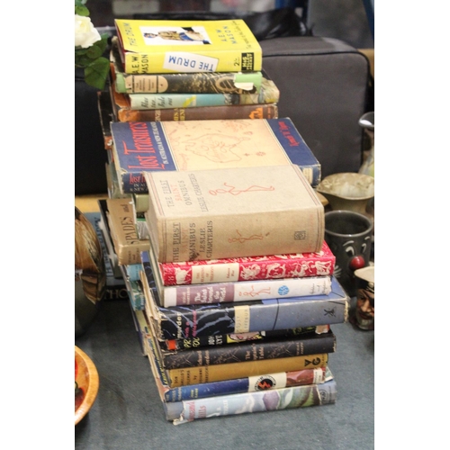 892 - THIRTY ONE VINTAGE BOOKS TO INCLUDE THE FIRST SAINT OMNIBUS, ETC