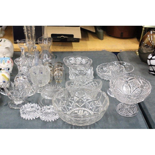 895 - A LARGE QUANTITY OF GLASSWARE TO INCLUDE VASES, BOWLS, BELLS, TRINKET DISHES, SHOT GLASSES ETC