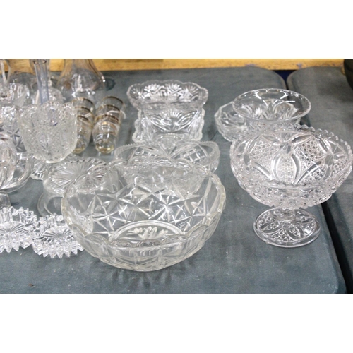 895 - A LARGE QUANTITY OF GLASSWARE TO INCLUDE VASES, BOWLS, BELLS, TRINKET DISHES, SHOT GLASSES ETC