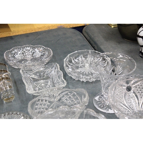 895 - A LARGE QUANTITY OF GLASSWARE TO INCLUDE VASES, BOWLS, BELLS, TRINKET DISHES, SHOT GLASSES ETC