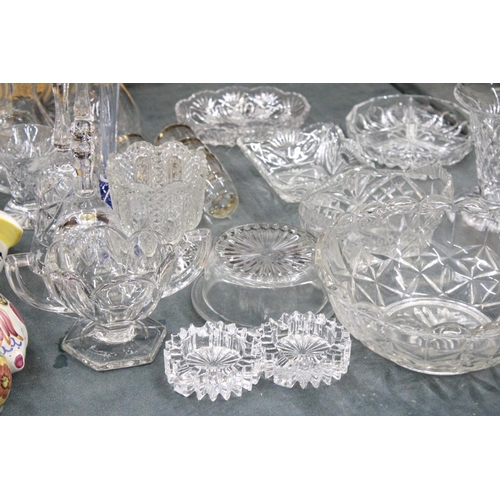 895 - A LARGE QUANTITY OF GLASSWARE TO INCLUDE VASES, BOWLS, BELLS, TRINKET DISHES, SHOT GLASSES ETC