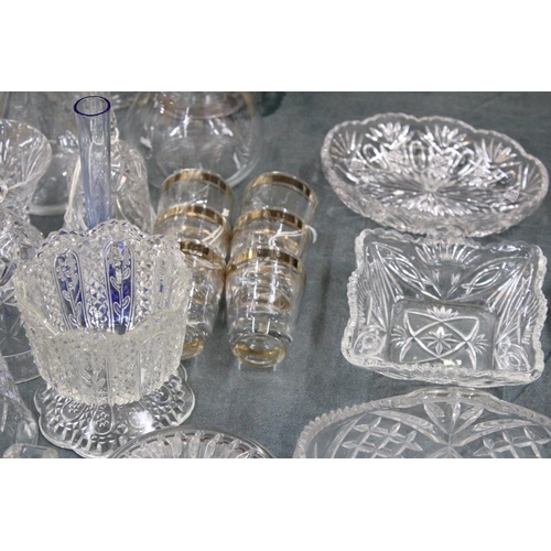 895 - A LARGE QUANTITY OF GLASSWARE TO INCLUDE VASES, BOWLS, BELLS, TRINKET DISHES, SHOT GLASSES ETC